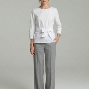 Frau trägt weisse Bluse mit angesetzter Schärpe