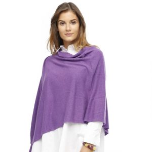 Frau trägt einen gestrickten Poncho in lavendel