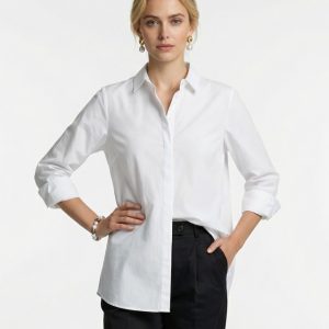 Frau trägt weisse elegante Bluse