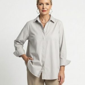 Frau trägt eine elegante Bluse in kitt