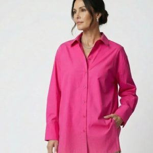 Frau trägt eine elegante Bluse in pink
