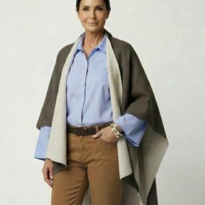 Dame trägt Cape in fango