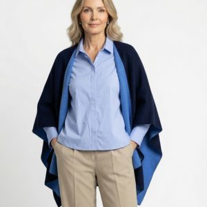 Dame trägt gestricktes Cape in marineblau