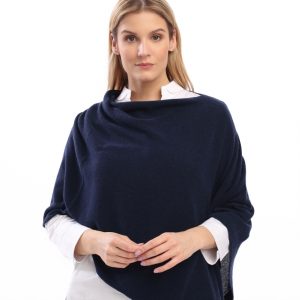 Frau trägt einen gestrickten Poncho inmarineblau