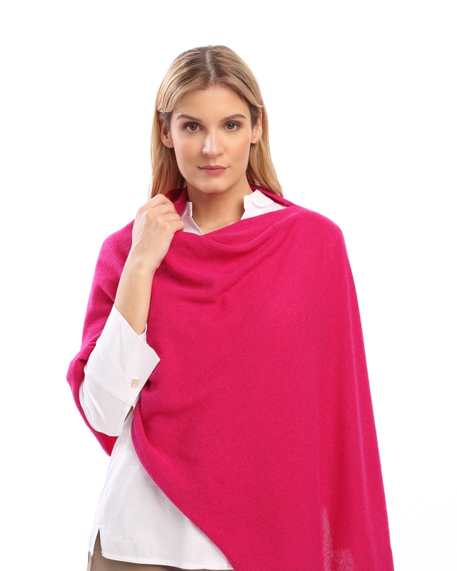 Frau trägt einen gestrickten Poncho in pink