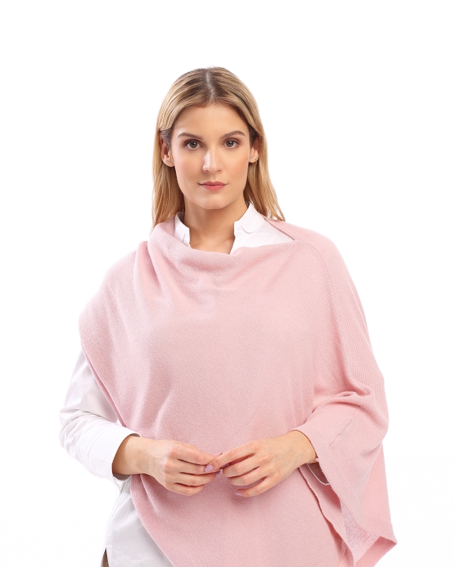 Frau trägt einen gestrickten Poncho in rosa