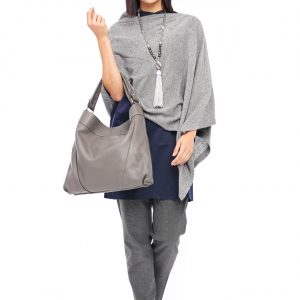 Gestrickter grauer Poncho