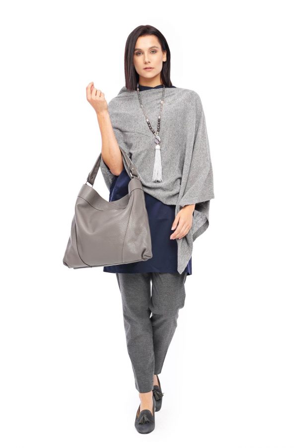 Gestrickter grauer Poncho