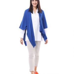 Dame trägt Strickcape in kornblumenblau