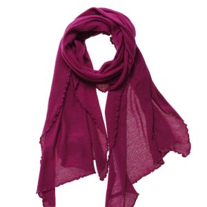 Kuscheliger Strickschal in beerenrot