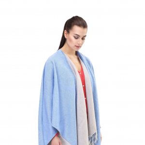 Hellblauer Wollcape