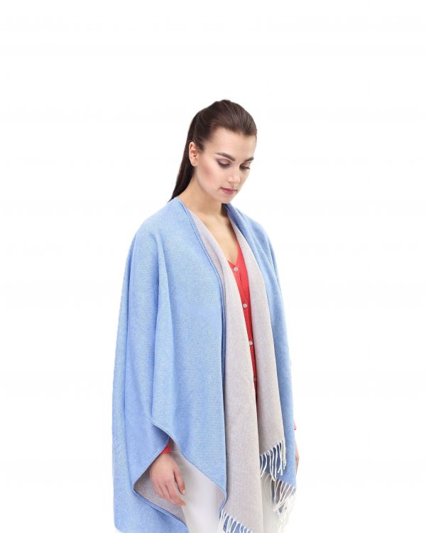 Hellblauer Wollcape