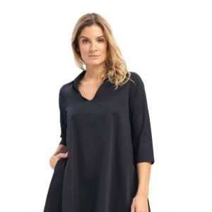 Frau trägt marineblaues Sommerkleid