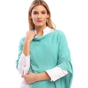 Frau trägt einen Poncho in türkis