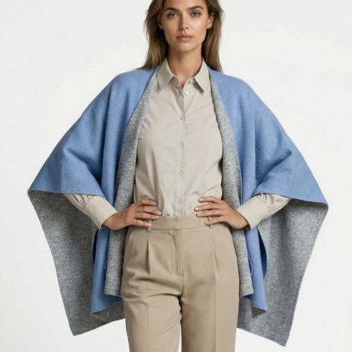 Junge Dame trägt ein hellblaues Strickcape aus Italien