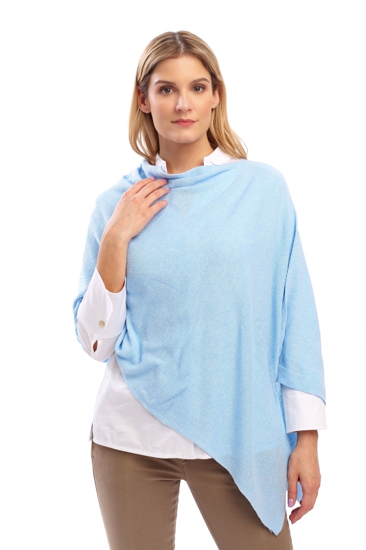 Frau trägt einen gestricken Poncho in hellblau