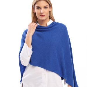 Frau trägt einen gestrickten Poncho in kornblumenblau