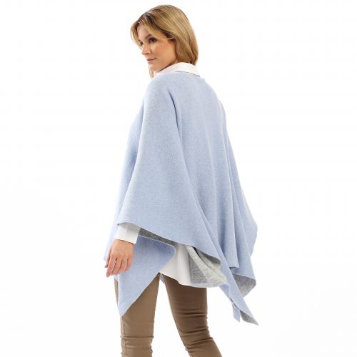 Wollcape in hellblau