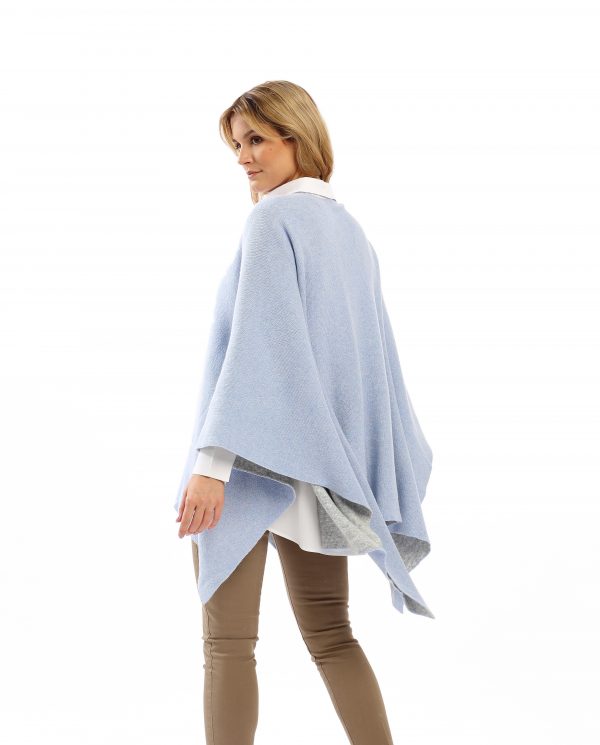 Wollcape in hellblau
