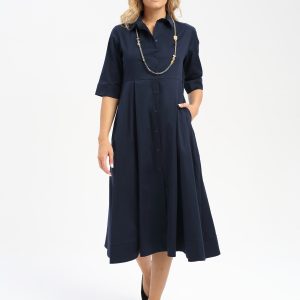 Frau trägt ein wadenlanges, elegantes Sommerkleid in dunkelblau