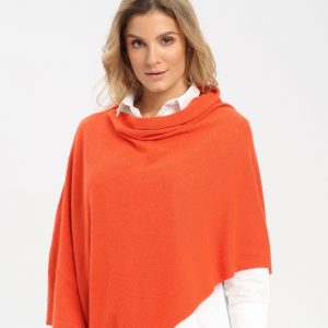 Frau trägt einen gestrickten Poncho in orange