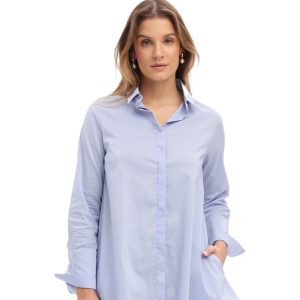 Frau trägt eine Bluse in hellblau