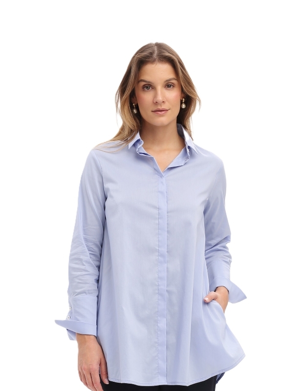 Frau trägt eine Bluse in hellblau