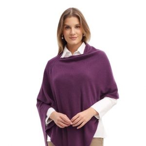 Frau trägt einen gestrickten Poncho in aubergine