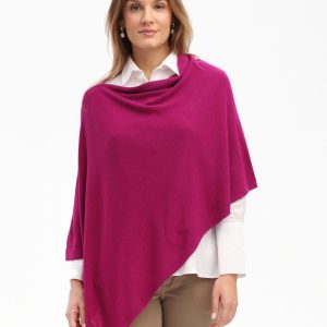 Frau trägt gestrickten Poncho in beerenrot