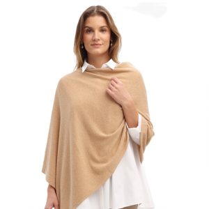 Dame trägt einen Poncho in cappuccino