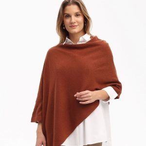 Frau trägt einen Poncho in cognac