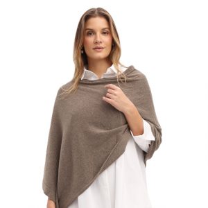 Frau trägt einen gestrickten Poncho in fango