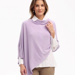 Dame trägt einen gestrickten Poncho in flieder