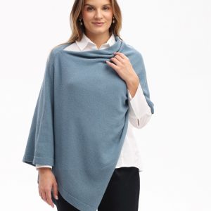 Dame trägt einen gestrickten Poncho in friesenblau