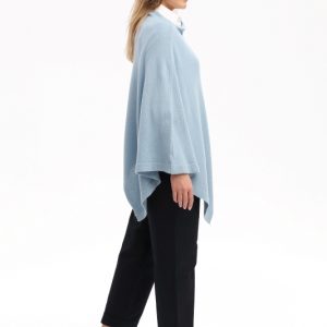 Dame trägt einen Poncho in sturmblau