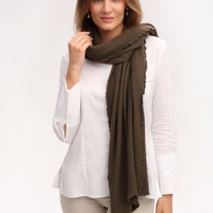 Junge Dame trägt Strickscal in kaki