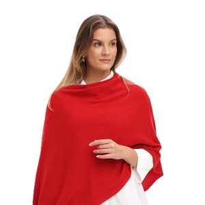 Dame trägt einen Poncho in leuchtendem rot
