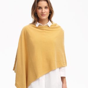 Dame trägt Poncho in ockergelb
