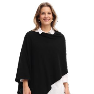 Dame trägt einen Poncho in schwarz