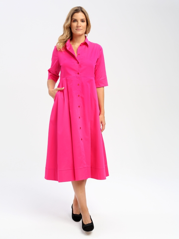 Frau trägt ein pinkes, elegantes und wadenlanges ommerkleid