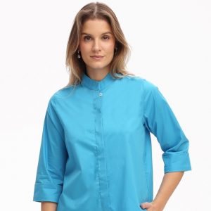 Frau trägt kurzärmelige Bluse mit Stehkragen in meerblau