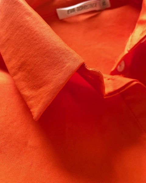 Oranefarbene Bluse mit kentkragen