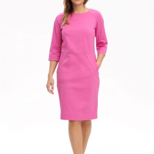 Frau trägt elegantes knielanges Kleid in cyclame