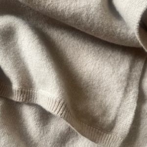 Gestrickter Kaschmirschal in taupe