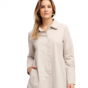 Frau trägt elegante Bluse in kitt