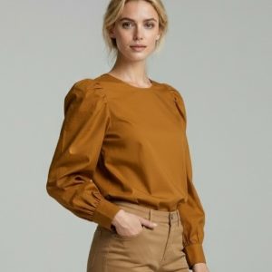 Frau trägt cognacfarbene Blus emit langen Ärmeln