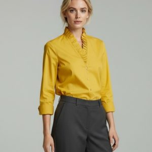 Frau trägt curryfarbene Bluse mit Rüschendetail