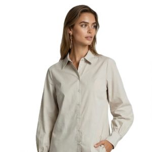 Frau trägt elegante Bluse mit Ballonärmeln und Manschetten in ivory