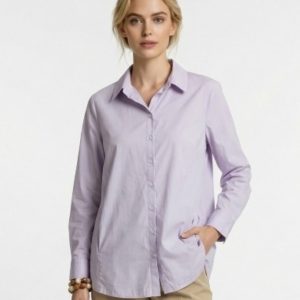 Frau trägt elegante fliederfarbene Bluse