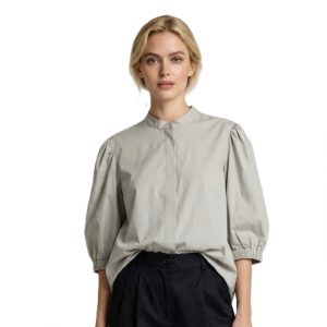 Frau trägt Bluse mit Stehkragen in kitt